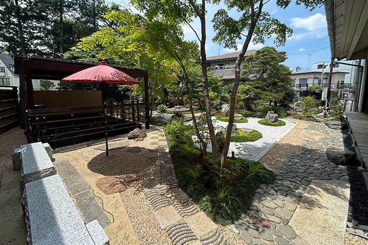 和傘や枯山水が美しく手入れされた感通寺の日本庭園