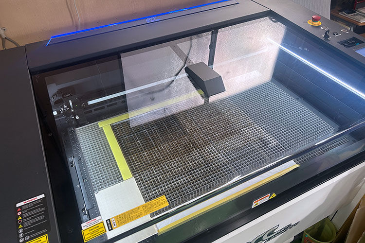 レーザー加工機 GCCシリーズ「PIOLAS 400」の加工テーブル