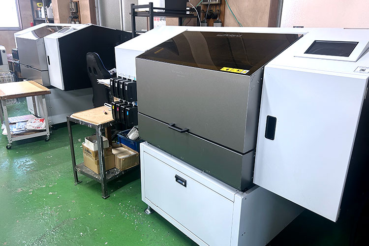 アクリルグッズ制作を支えるUVプリンター「Versa OBJECT MO-240」