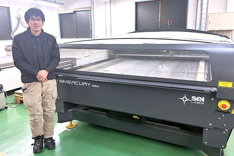 ご導入いただいた大型レーザー加工機「SEIシリーズ MERCURY」 大判サイズで高精度な導光板に対応できる点が導入の決め手に