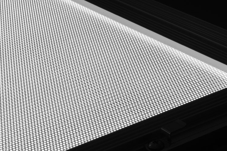 レーザー加工機でドット彫刻された導光板。ムラが少なく小ロット生産に対応できるのが特徴
