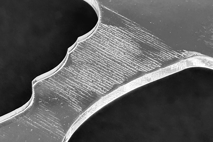 アクリルのレーザーカット時に発生したマダラ状のくもりの実例