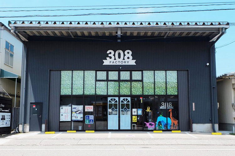 レーザー加工機などを身近に体験できるショップ「WORKSHOP +SOLO(ワークショップ プラスソーロ)」の店舗外観