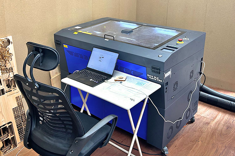 野口製材所の工房に導入された中型レーザー加工機「GCCシリーズ SPIRIT GLS PRO」